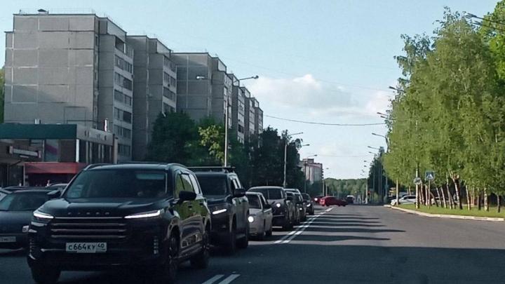 Разметку на улице Курчатова обновили, но автомобилисты возмущены кривыми линиями — Настоящий Обнинск
