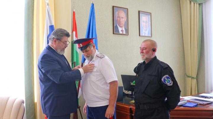 Геннадий Артемьев вручил награды казакам за поддержку бойцов СВО — Настоящий Обнинск