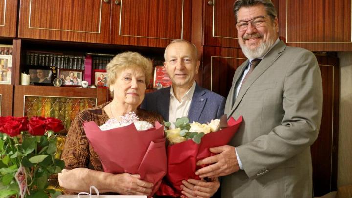 еннадий Артемьев поздравил Заслуженного учителя Галину Симонову с 85-летием — Настоящий Обнинск