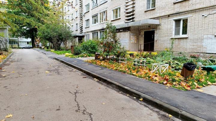 Благоустройство двора на Аксенова, 7 продолжается: новые дорожки и освещение — Настоящий Обнинск