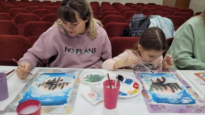 В Музее истории города прошёл мастер-класс по рисованию зимних пейзажей — Настоящий Обнинск