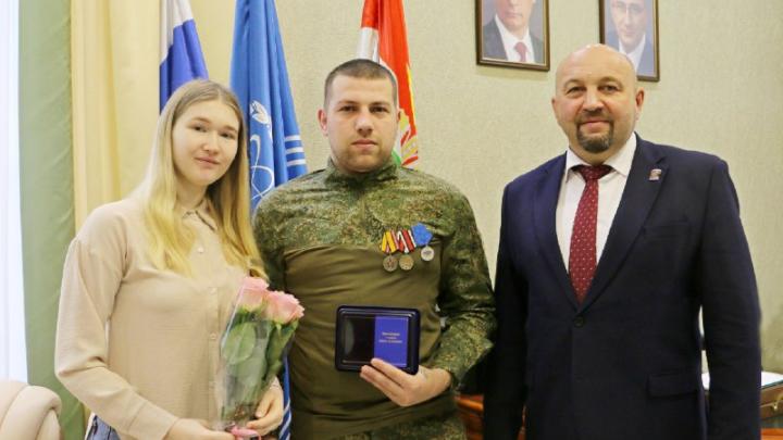 Боец специальной военной операции Сергей Беженар награждён медалью «Своих не бросаем» Почетную награду вручил председатель Собрания города Константин Пахоменко. - Вы защищаете свободу и независимость нашей Родины. Обнинск гордится вами, - сказал Конст — Настоящий Обнинск