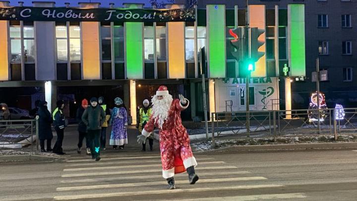 В Обнинске прошла профилактическая акция «Полицейский Дед Мороз» — Настоящий Обнинск