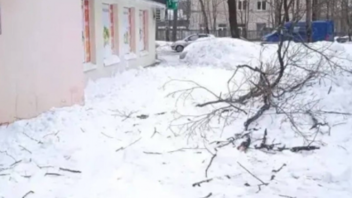 В Обнинске женщина пострадала при сходе снега с крыши во время очистки кровли — Настоящий Обнинск