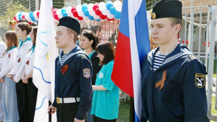 Более 1500 учеников лицея «Держава» исполнили песню «От героев былых времён» — Настоящий Обнинск