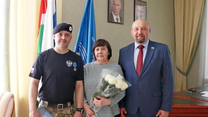 Бойцу с позывным «Кузя» вручили медаль «Своих не бросаем» — Настоящий Обнинск