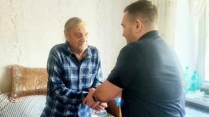 Роман Анциферов навестил тружеников тыла в преддверии Дня Победы — Настоящий Обнинск