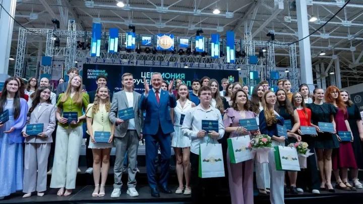 Вручение медалей выпускникам — Настоящий Обнинск