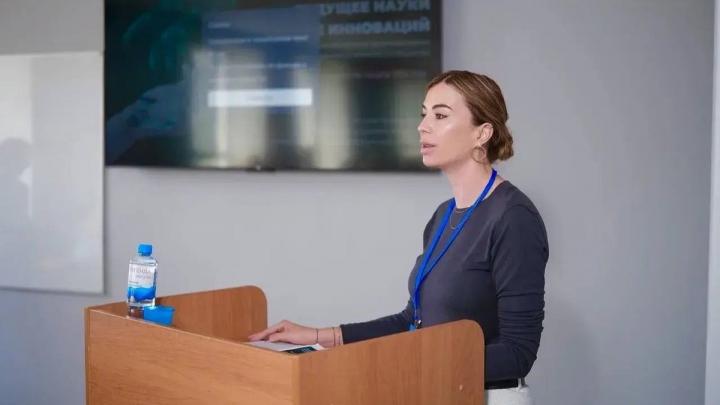 Руководитель направления по сопровождению проектов Ксения Привалихина представила опыт Калужской области на Межрегиональном форуме «Уникальный Алтай - 2026» — Настоящий Обнинск
