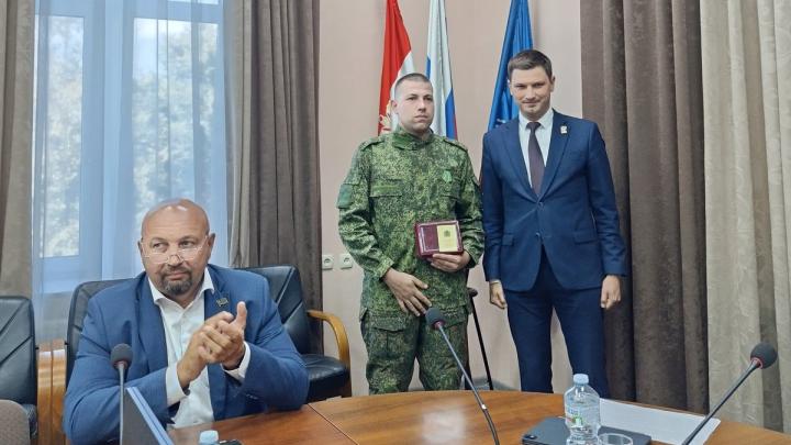 Глава города вручил медаль «За мужество и самоотверженность» ефрейтору Сергею Беженару — Настоящий Обнинск