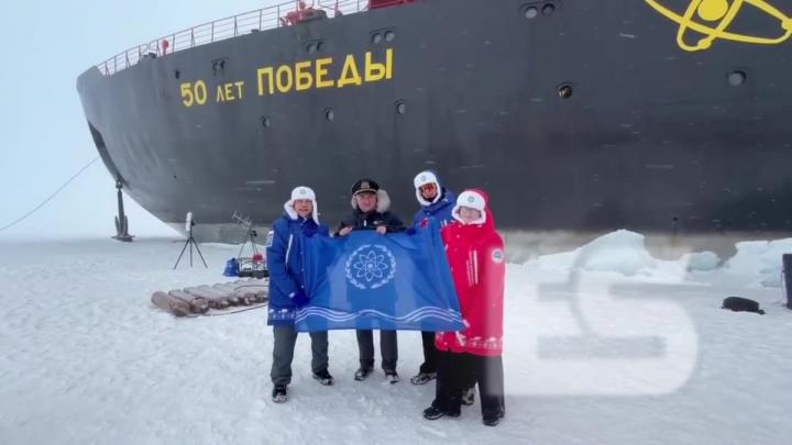 Флаг Обнинска доставлен на Северный полюс в составе экспедиции «Росатома» — Настоящий Обнинск